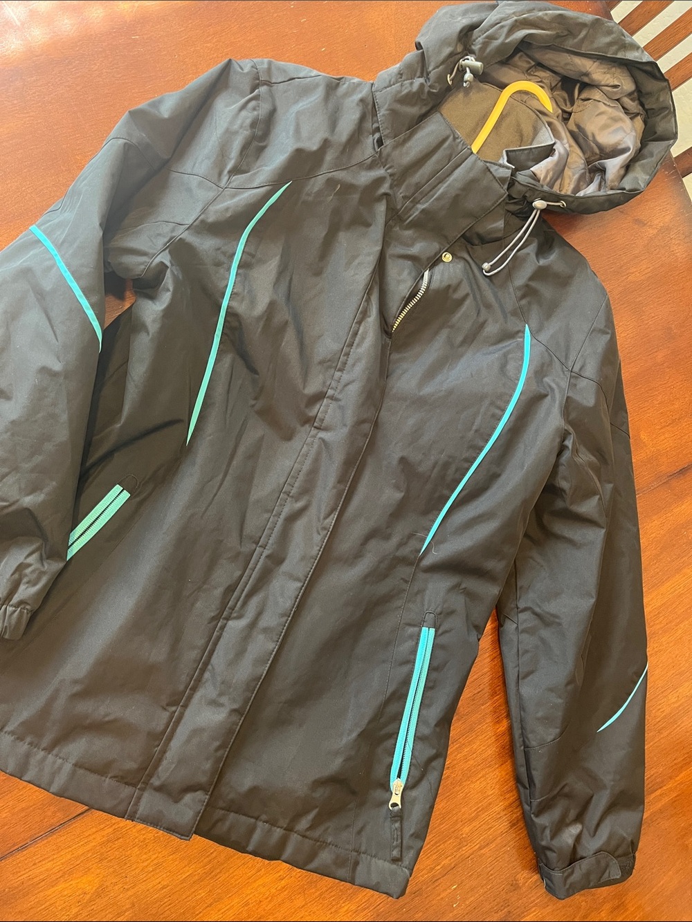 Black ski jacket snowboard detachable hood blue accents